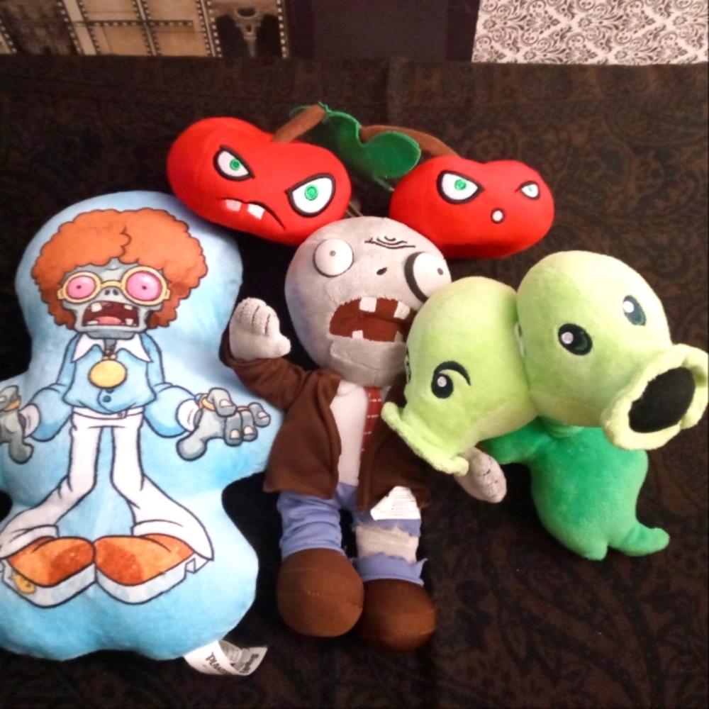 Zombies vs Plants 4pc Plush Lot
